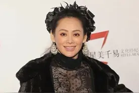 48岁宁静太能作了！蕾丝衫里面直接穿内衣，脱掉外套的操作看不懂图片