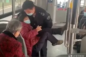 湖北暖心司机抱着残疾老人上下车：自己不缺力气 世界需要温暖图片