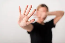 爱“打嗝”的人当心5种病，有这些症状赶紧就医图片