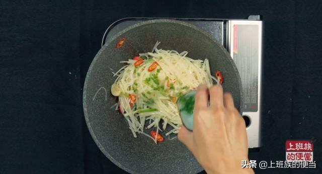 怎样把土豆丝炒的又香又脆？只需一点小技巧，味道比饭店还好吃
