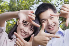 想让男人持续爱你，你要学会向他索取这3样东西图片