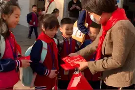 班主任给同学发“红包”，孩子一脸高兴地接过，打开后却笑不出来图片