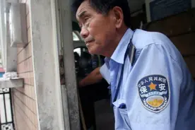 经理准备开除50岁门卫大叔，老板得知后，却要辞退经理图片