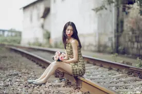 故事：她三十岁还单身，却在酒醉吻上小八岁男神后，被男神求婚了图片