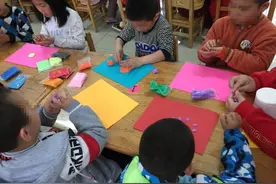 4岁男孩放学哼唱“儿歌”，妈妈听后发觉不对劲，怒斥幼儿园老师图片