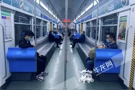 轨道三号线座位“留不住人”？问政小编现场“肉测”图片