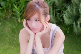 美女笑容甜美，扎着一头马尾，留着斜刘海，想起曾经邻家小女孩呢图片