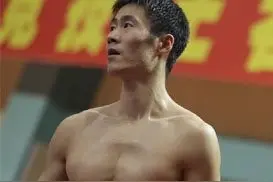 王励勤的故事：国乒纪律标兵，与赵薇谈过恋爱，终娶小十岁娇妻图片
