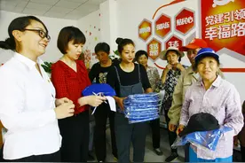 春晓社区：辖区保洁员有了统一新服装图片