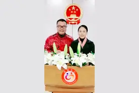 歌手尹相杰官宣结婚！妻子气质出众赛明星，与51岁老公似两代人图片