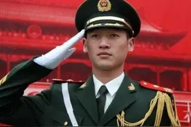 "中国第一升旗手"高红甫，升旗12年，退伍之后拒绝百万工作图片