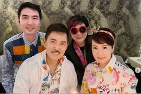 谢霆锋母亲狄波拉罕曝近照，穿花衬衫扮嫩，和小11岁丈夫穿情侣装图片