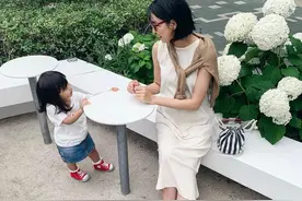 无需浓妆艳抹，学会基础款+平底鞋，日本俩娃妈穿出时髦与气质图片