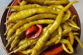 腌辣椒，牢记“1放2不放”的窍门，泡椒香辣爽脆不生花，太实用了图片