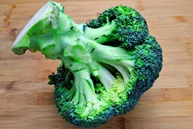 炒西兰花，最忌焯水和直接炒了，教你一招，脆爽又入味营养又美味图片