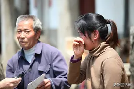 60岁的老人打工遇一女老板，不断给他涨工资，女老板：你曾救过我图片