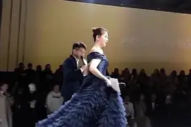 杨紫出席活动生图引热议，虎背熊腰体型壮硕，发量也堪忧图片