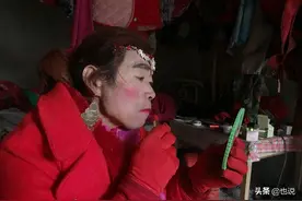 六十多岁农村独身老汉喜欢男扮女装，上街赶集差点被打图片