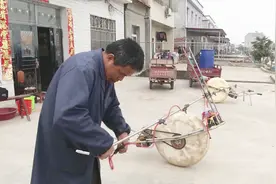 投资70多万，耗时4年，农村乡亲发明新型打药神器，1个顶4个！视频封面