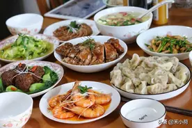 一家三口大年初五早午餐，6菜1汤，网友：仪式感满满，有食欲图片