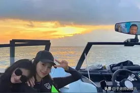 baby和小鲜肉出海游玩，一个细节暴露他们的关系，黄晓明怎么看？图片