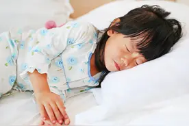 这三种东西别放在孩子床头，影响生长发育不说，还有“隐形危害”图片