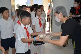 小学家长有多累？一天接送孩子8趟！网友：小学开设午餐那么难？图片