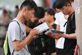 多名学生录取后被学校退档，高校人员疏忽职守，但家长的责任更大图片