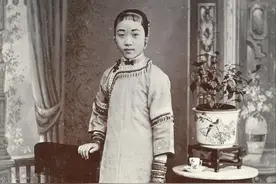 晚清老照片：慈禧太后在雪天漫步颐和园，大家庭五代同堂场面壮观图片