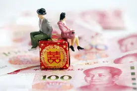 丈母娘拿走10万聘礼，一分钱回礼也不给，公公：都是我的错图片