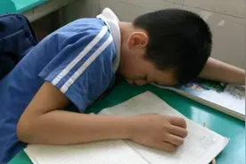 学生上课睡觉，班主任拍照发家长群质问，孩子爸的回答被家长称赞图片