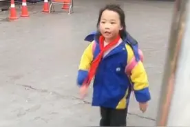 贵州截肢女孩坚持走路上学刷屏网络，母亲：望女儿获助装假肢图片