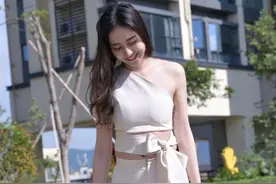 在家穿高跟鞋，出门就“光脚丫子”，谁看懂姐是咋想的？图片