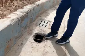临河一小区住户反映售楼沙盘与实际不符、墙面裂缝，记者实地走访…图片