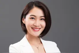 婆婆去世后金手镯不翼而飞，小姑大姑矢口否认，监控查出这样一幕图片