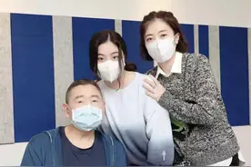 70岁刘銮雄罕见露面，甘比与女儿陪同他打疫苗，身体状况不容乐观图片