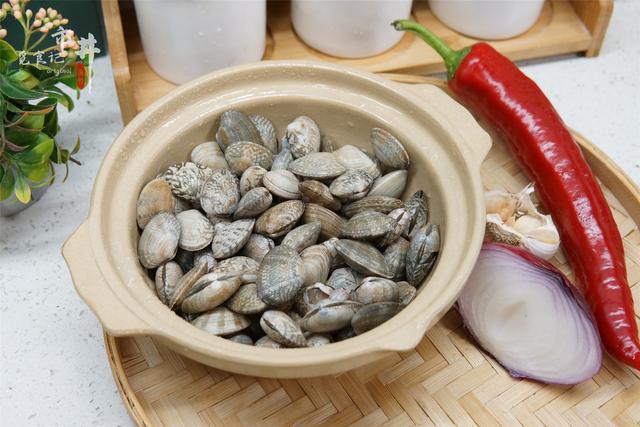 花甲吐沙，跟老渔民学了一招，不用油不用盐，半小时吐的特干净