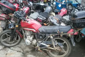 废旧摩托车值钱吗？车贩子转手一卖，年薪超过100万图片
