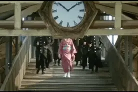 为什么日本女孩走路总是看起来像尿急?图片