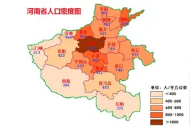 河南某小学出现“超大班型”，3人一桌2人一椅，当地部门回应图片