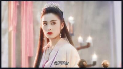 她参演了5部《逃学威龙》，戏份却越来越少，从女主逐渐演成女配
