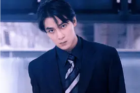 吴彦祖用餐被偶遇，戴半黑框眼镜发际线后移，本人被赞比照片更帅图片