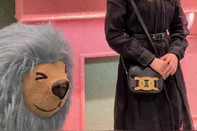 刘诗诗活动生图曝光，黑色长裙配马尾，浅笑嫣然优雅不失可爱图片