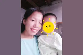 紫丝带妈妈的困境：赢了抚养权却要不回孩子，女儿被无血缘关系的前夫夺走，声称想要孩子先给10万元图片