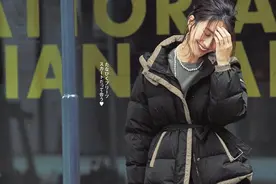 被你嫌弃的黑色羽绒服原来这么好看，气质稳还显瘦，会搭配是关键图片