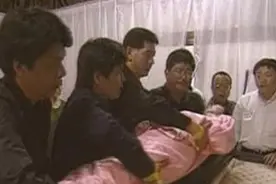 镜头下：一代歌后邓丽君葬礼，死因种种让人产生无限遐想图片