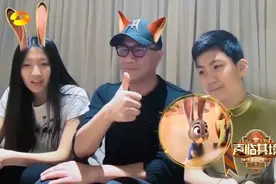 胡军带儿女合体出镜配音，康康变外向，女儿九九亮才艺准备出道？图片