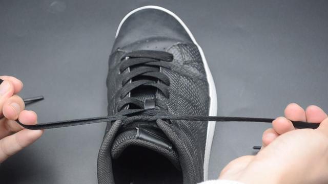 运动时鞋带老是松动？教你一招双蝴蝶结鞋带系法，美观又牢固