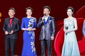 “开挂”李思思：26岁登上春晚，3年抱俩，婚后低调9年被宠上天图片