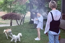 泫雅和男友在草地玩水，穿格子连体裤美丽动人，小细腿成了焦点图片